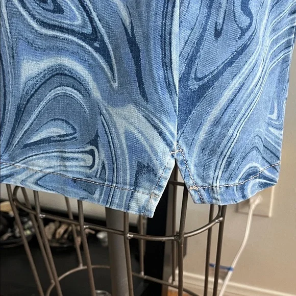 Swirl Denim Mini Skirt size 8 Wild Fable like new with small slit at front seam - Picture 3 of 9